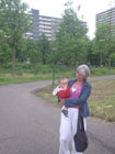 Met oma aan de wandel